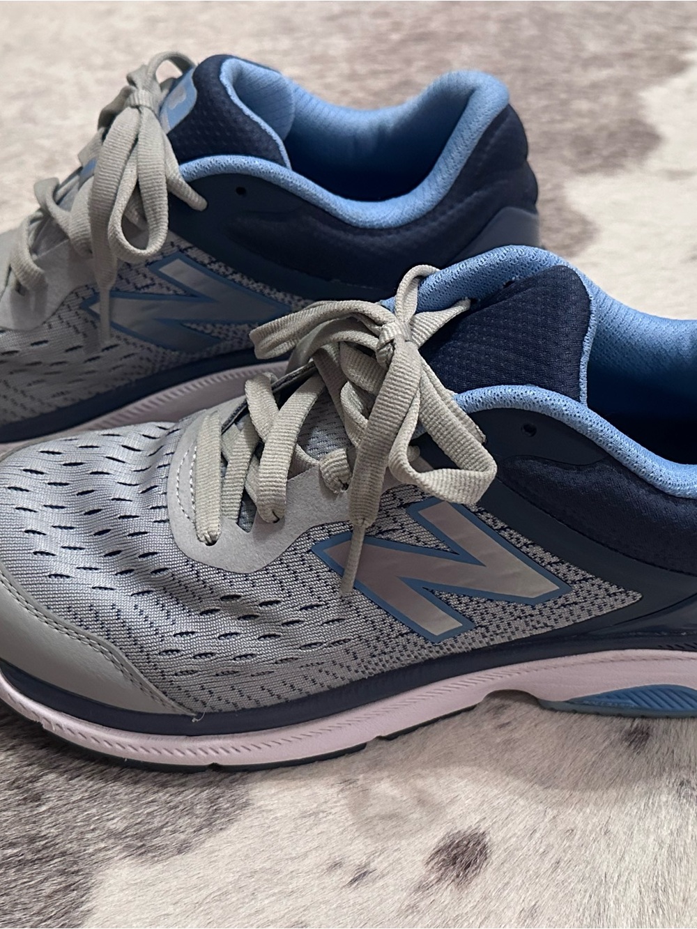 New Balance Women's 847 V4 - Light Gray & Navy with Blue Accents